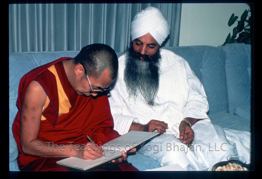 йог бхаджан учит учеников